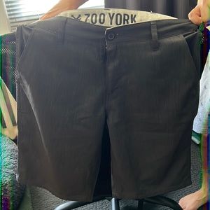 Men’s Zoo York Long Shorts that fit to the knee with side & back pockets.